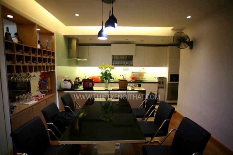 Bàn ăn được thiết kế với sự gọn gàng và ấn tượng, bao gồm sáu ghế Garce màu đen.